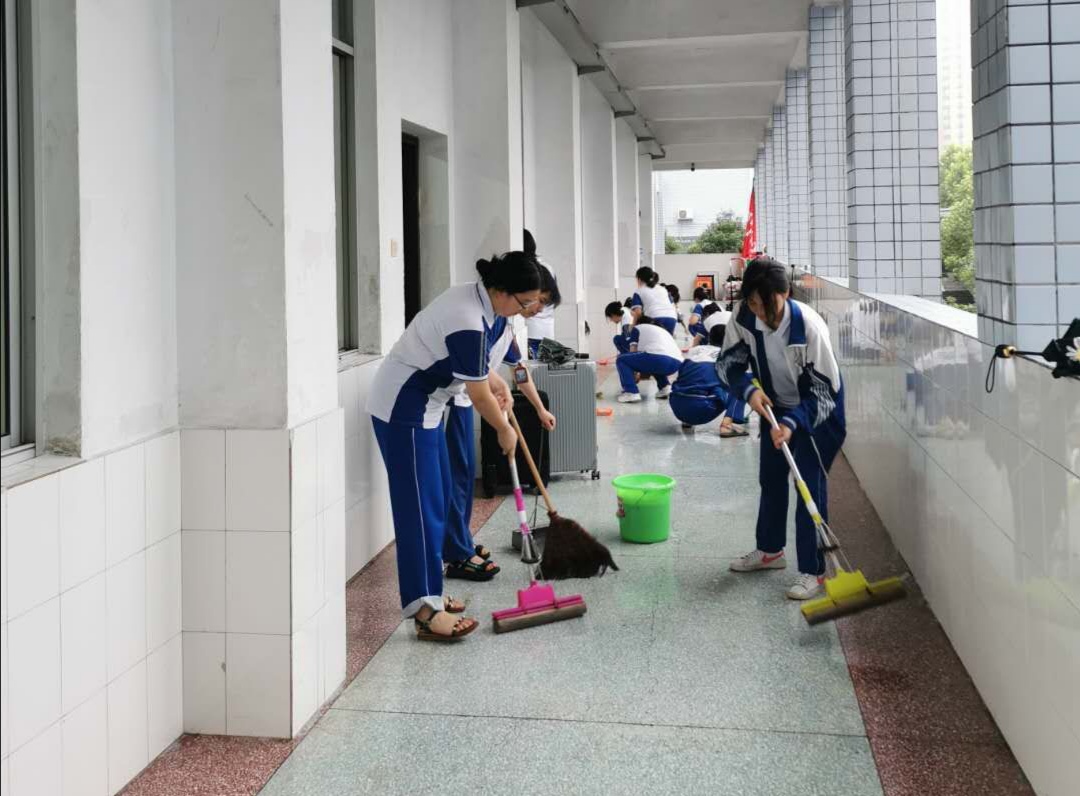 学生打扫教室走廊