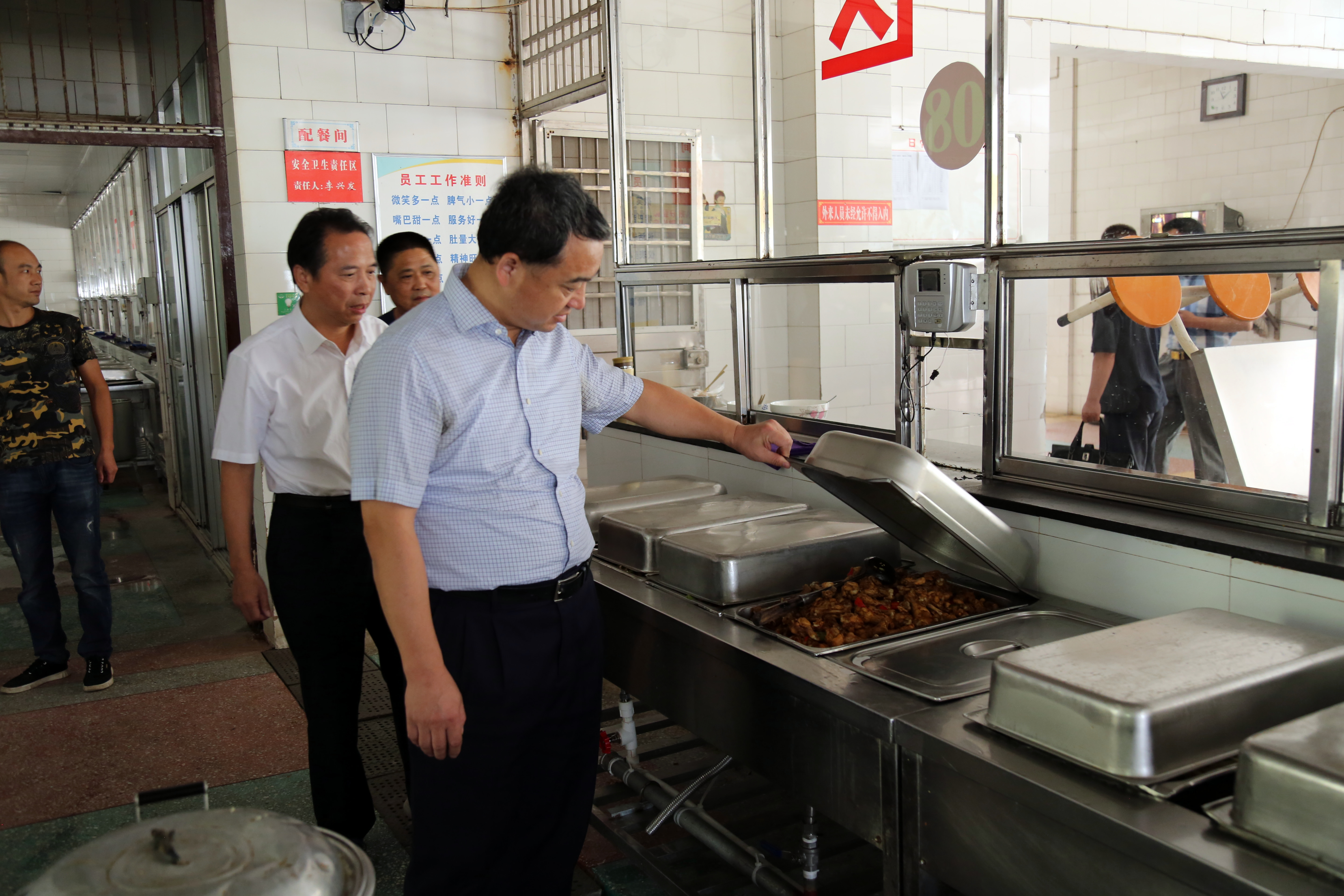 在校长燕立国等学校领导的陪同下王建华一行视察了桃源一中