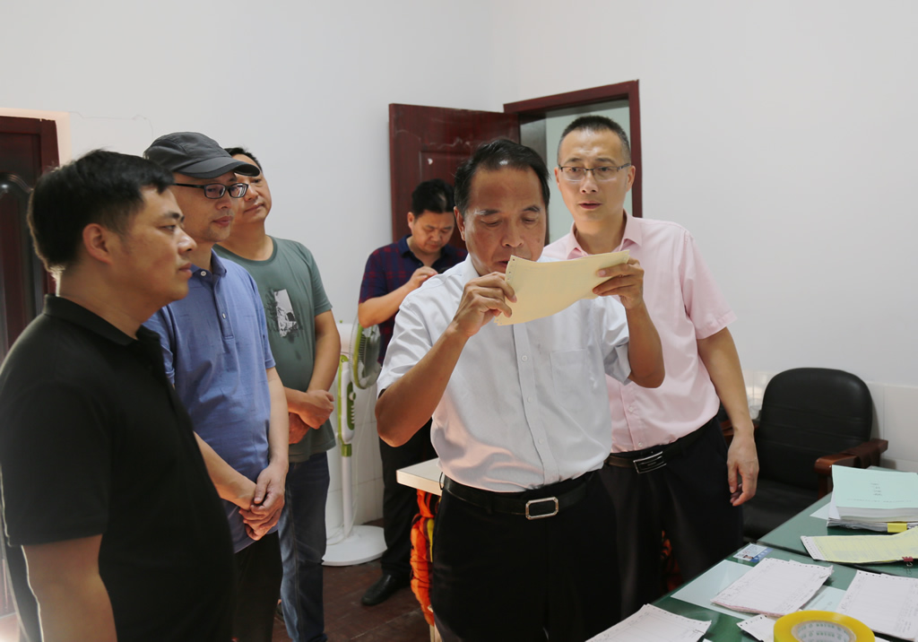 确保桃源一中师生员工生命健康安全,今天下午,校长燕立国对学校食品