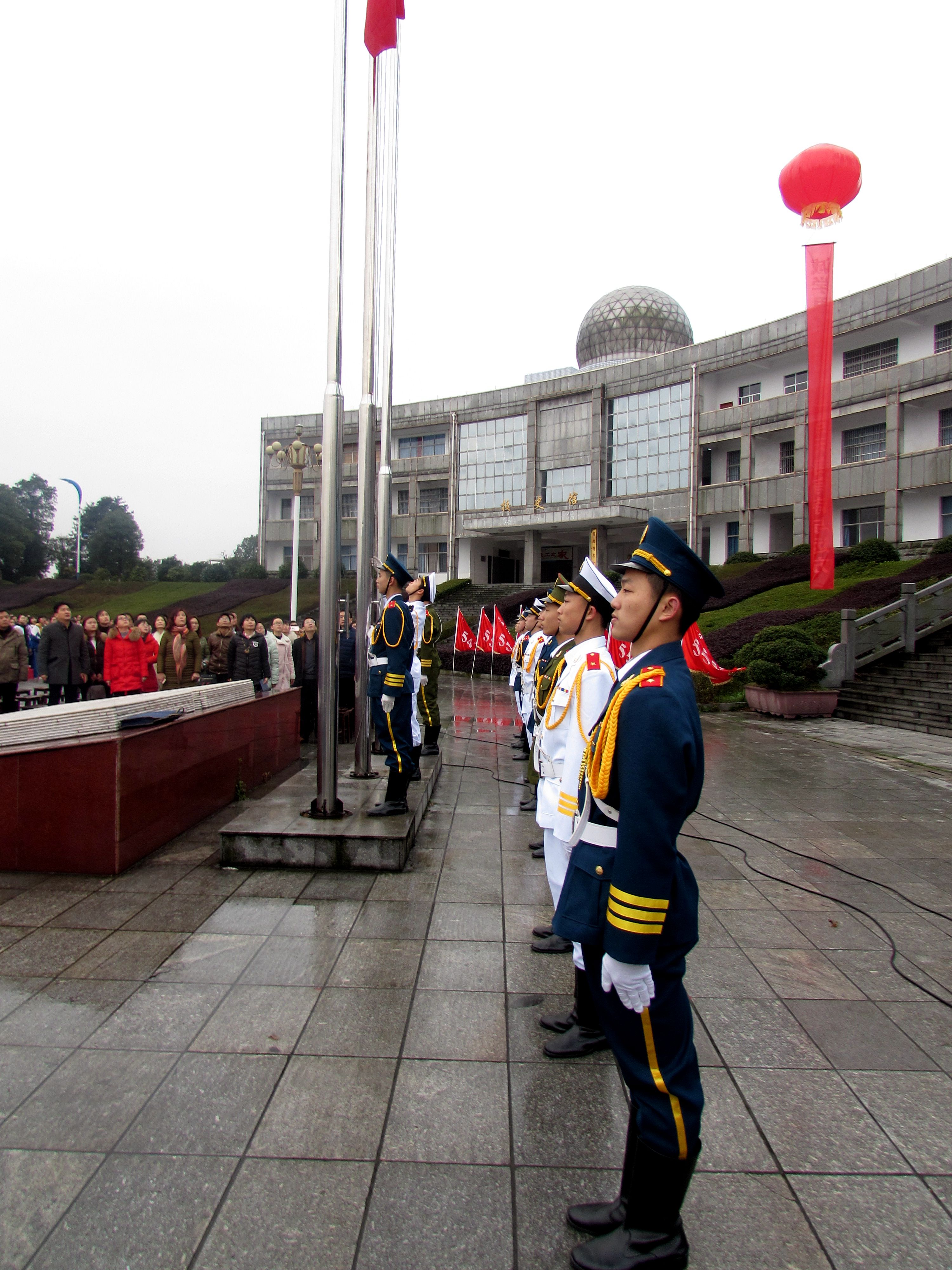 用青春为国旗添彩:学校团委组建高标准国旗班